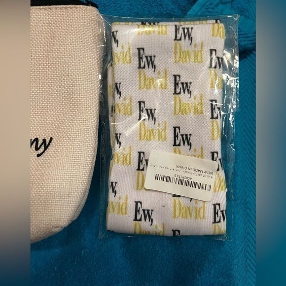 Schitt’s Creek xl shirt socks and makeup bag bundle of 3 items white green nwt - Picture 2 of 7